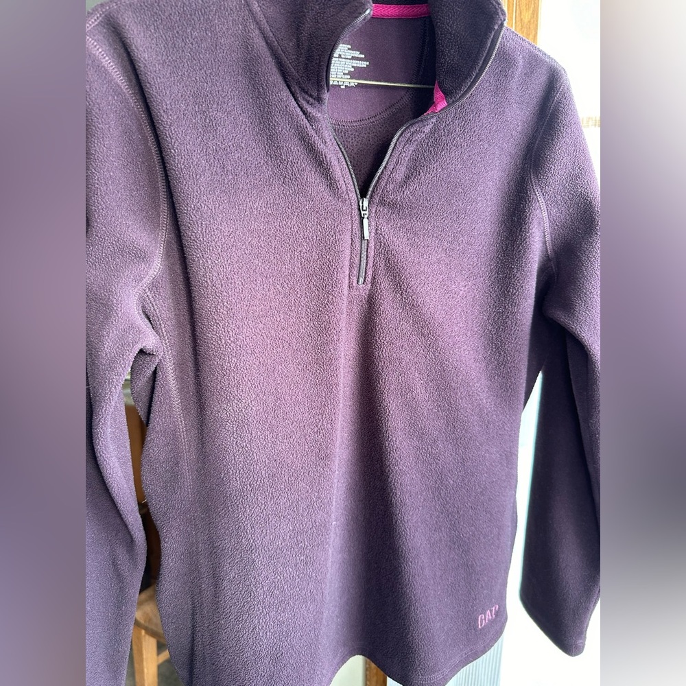 Fleece 3/4 zip sweater. Gap. Burgundy. Medium.